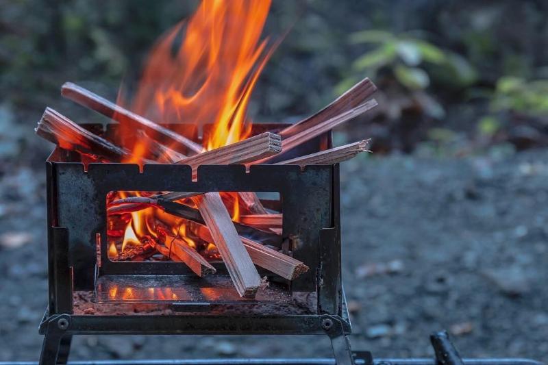 雨の日の焚き火_アイキャッチ